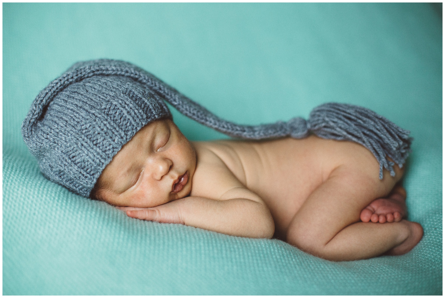 photo de bébé de moins de 15 jours par Mdpix, spécialisée dans le newborn posing 